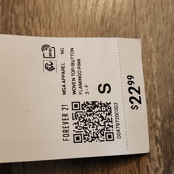 Women Top/Button - Picture 2 of 2